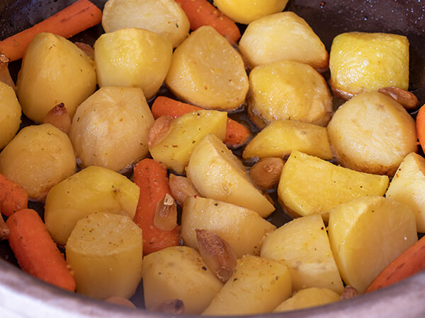 Krompiri šargarepa i beli luk pečeni u saču